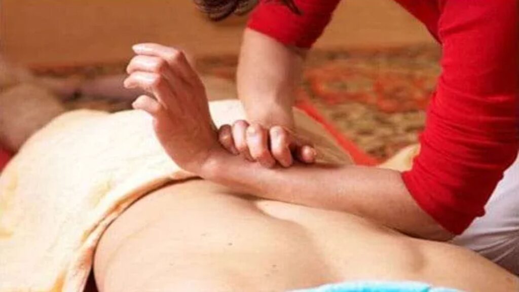 Traditional-Thai-Massage-for-Spinal-Injury-Image